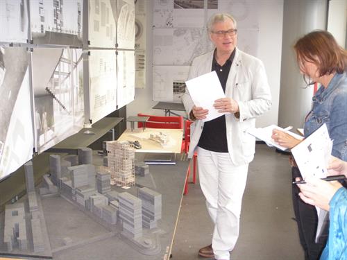 Prof. Robert Niess erläutert die Entwürfe für das Wissenschaftszentrum im Medienhafen.